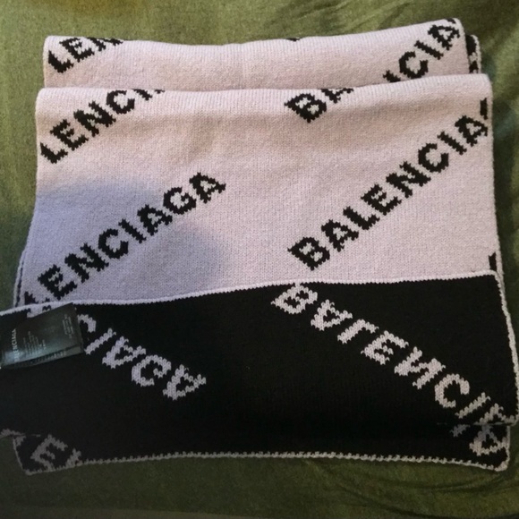 Balenciaga Black and Lavender Knit Scarf - Picture 2 of 4